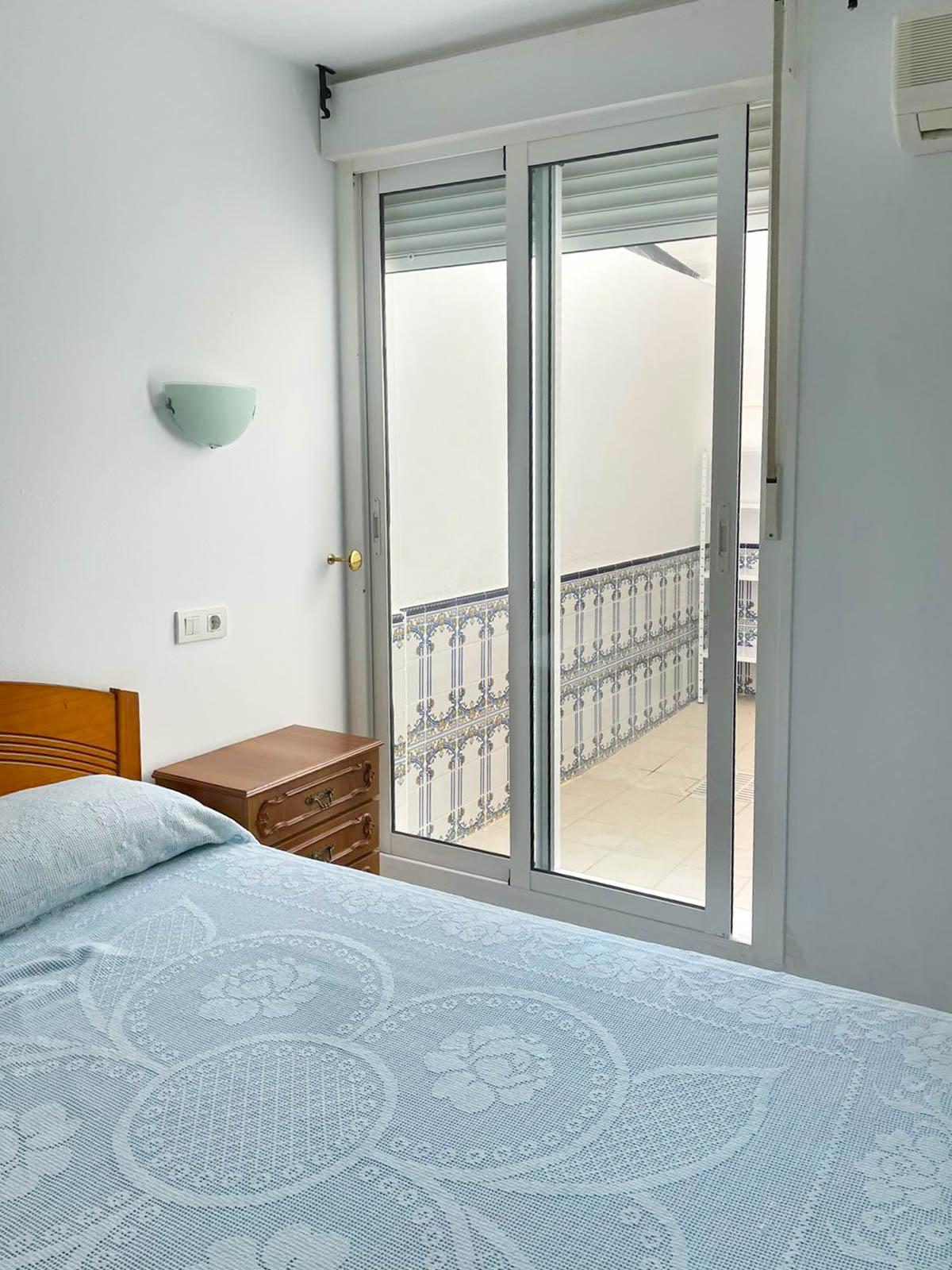 Bajo en 2º línea de playa en Carboneras