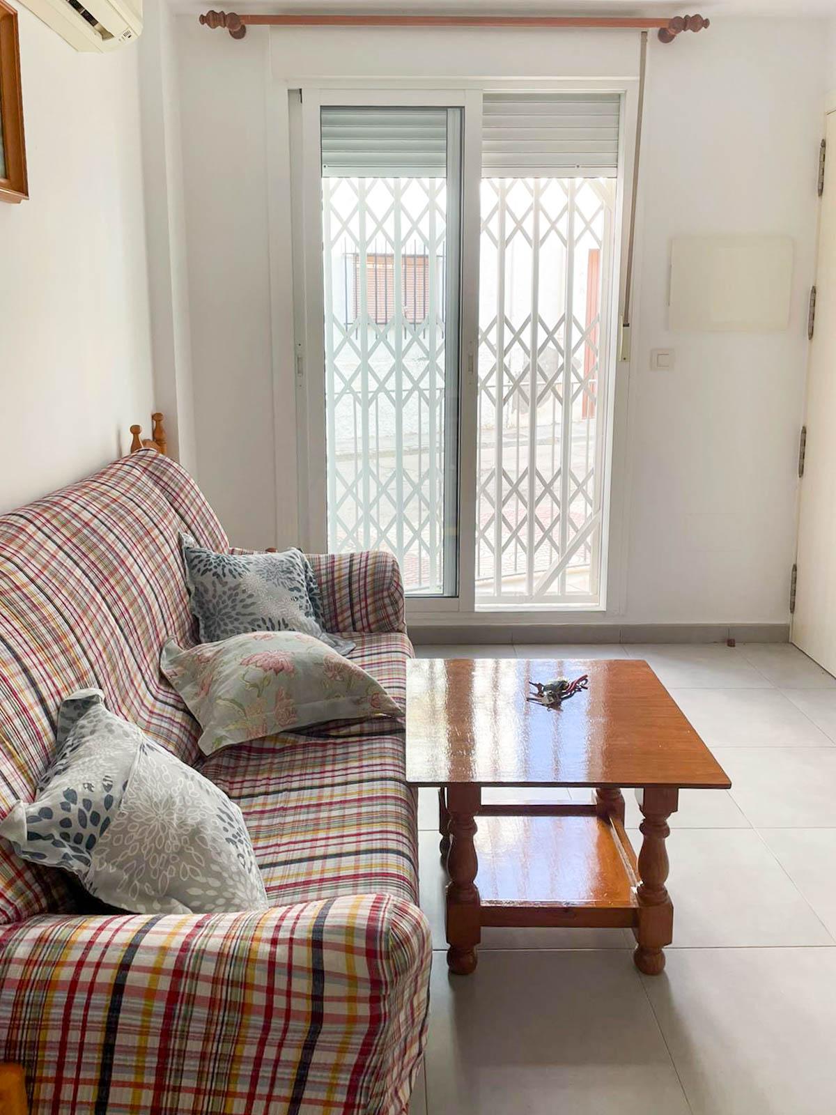 Bajo en 2º línea de playa en Carboneras