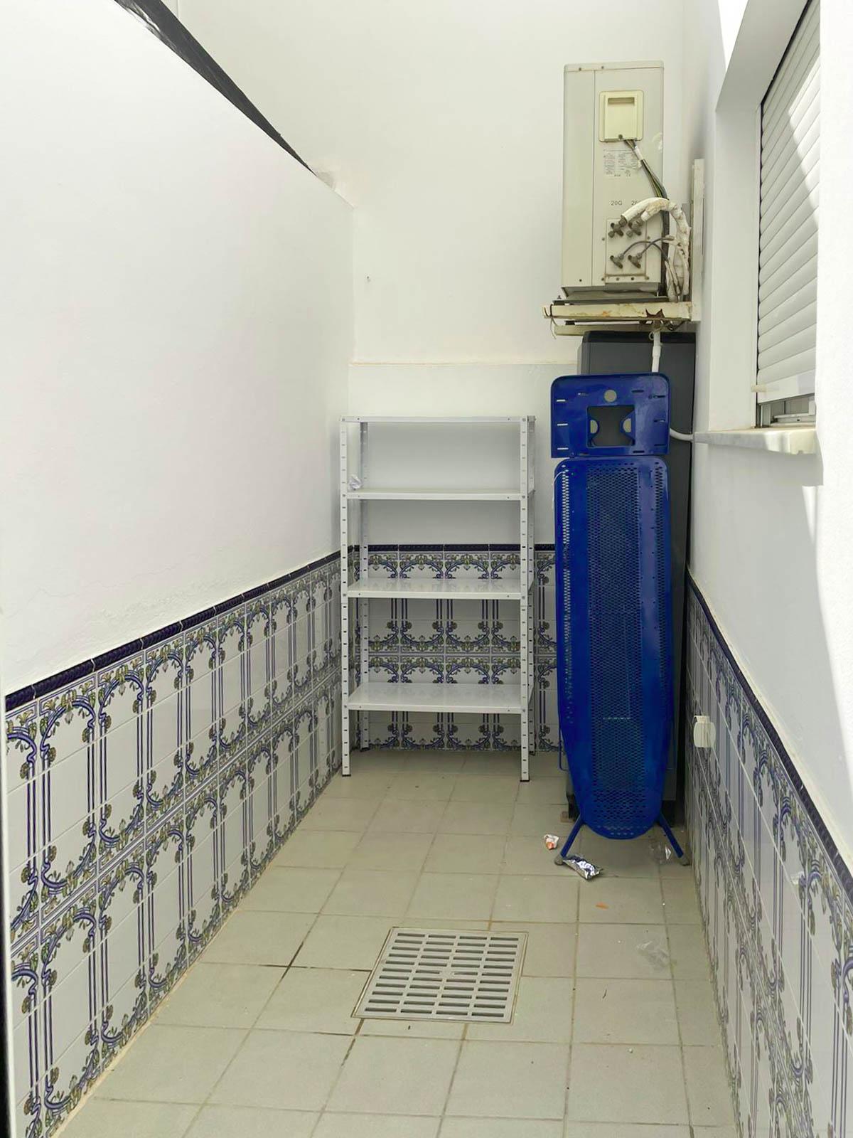 Bajo en 2º línea de playa en Carboneras