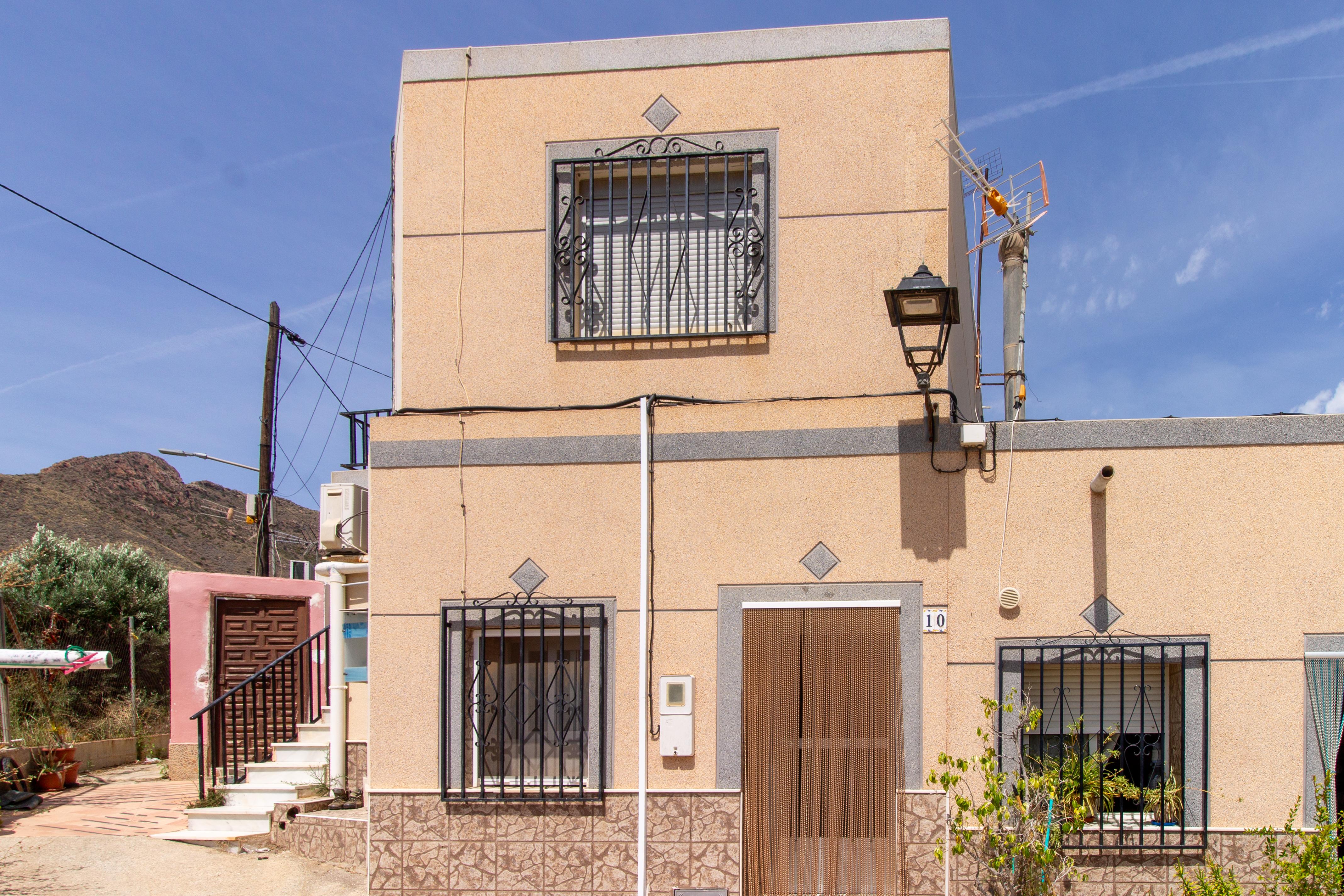 Dos casas en dos plantas y un estudio