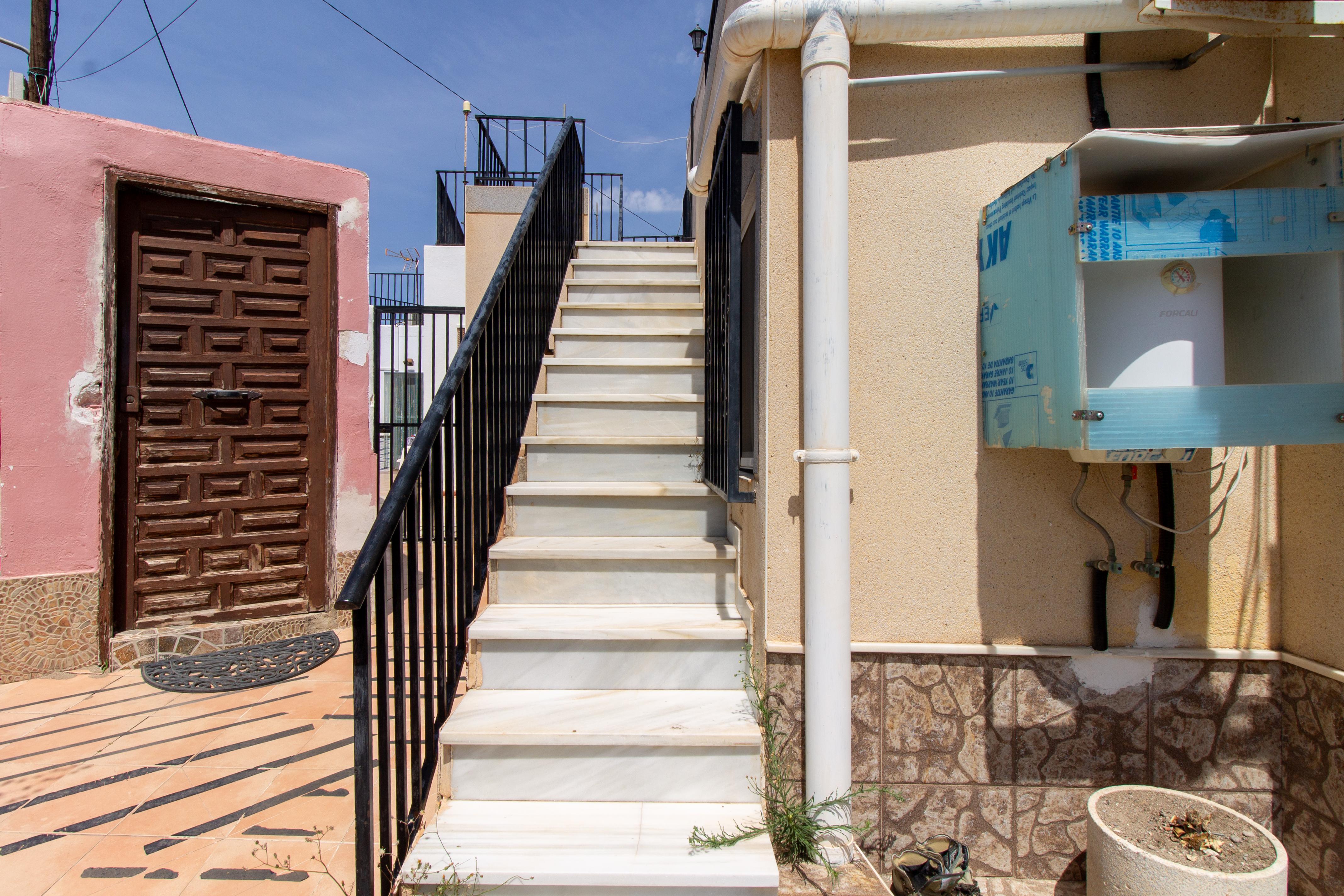 Dos casas en dos plantas y un estudio