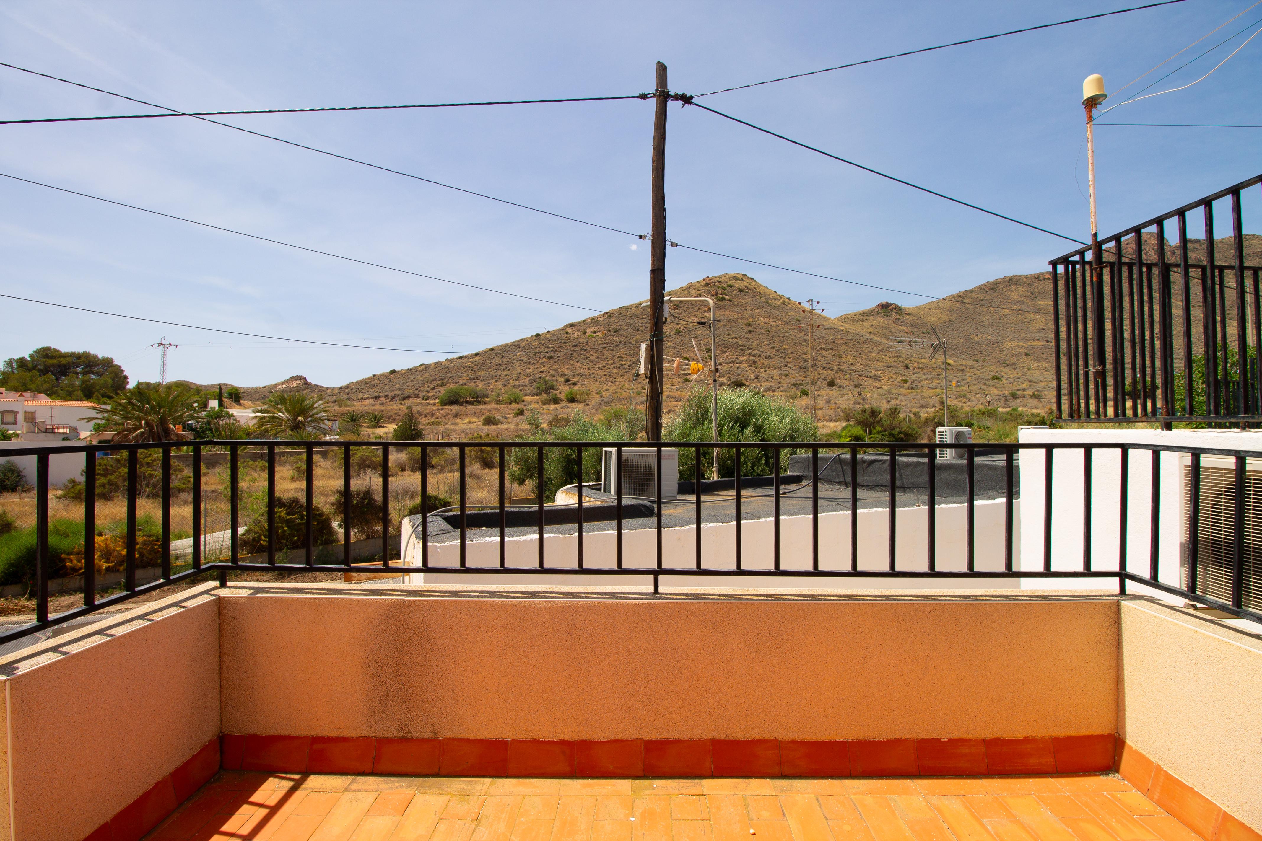 Dos casas en dos plantas y un estudio