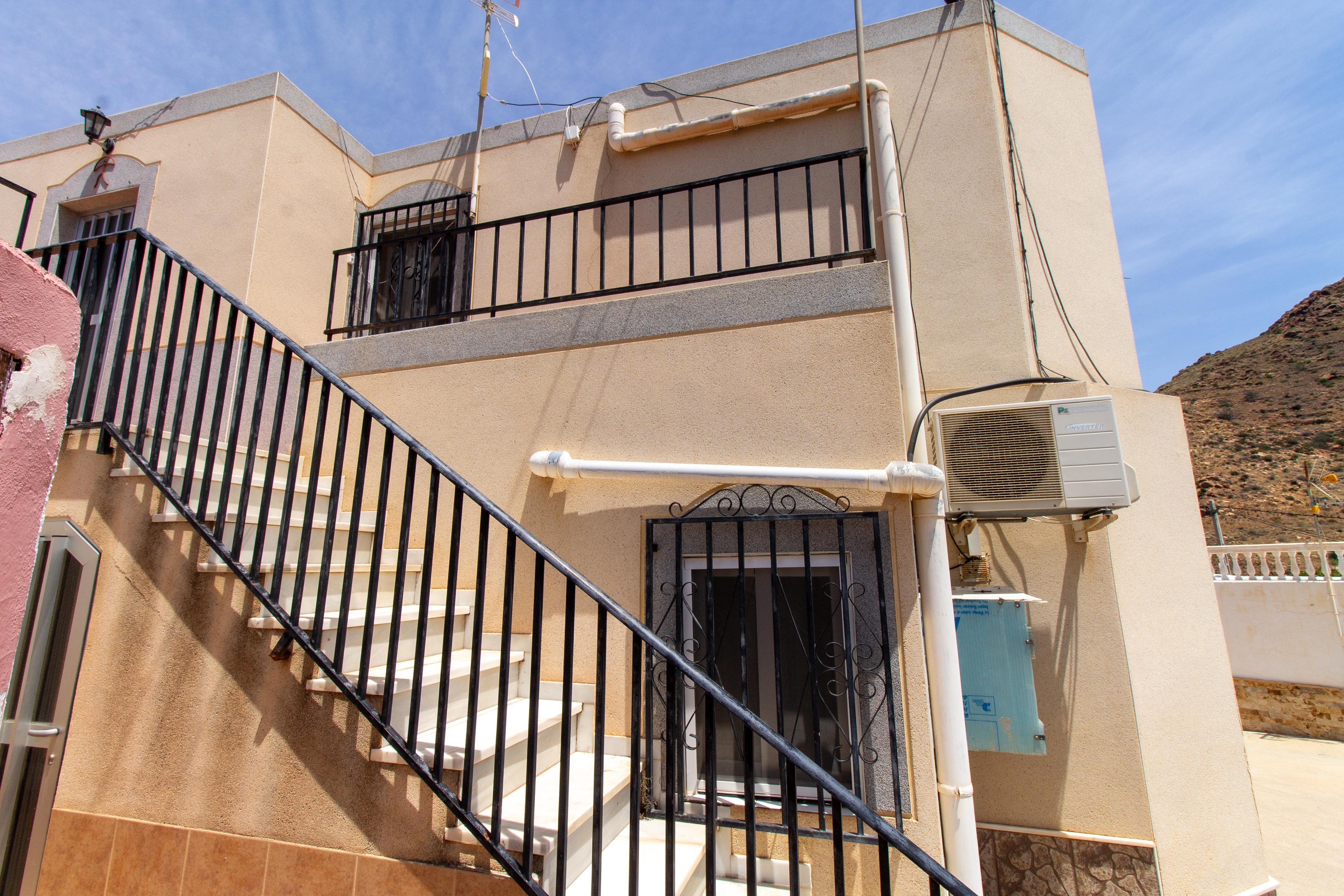 Dos casas en dos plantas y un estudio