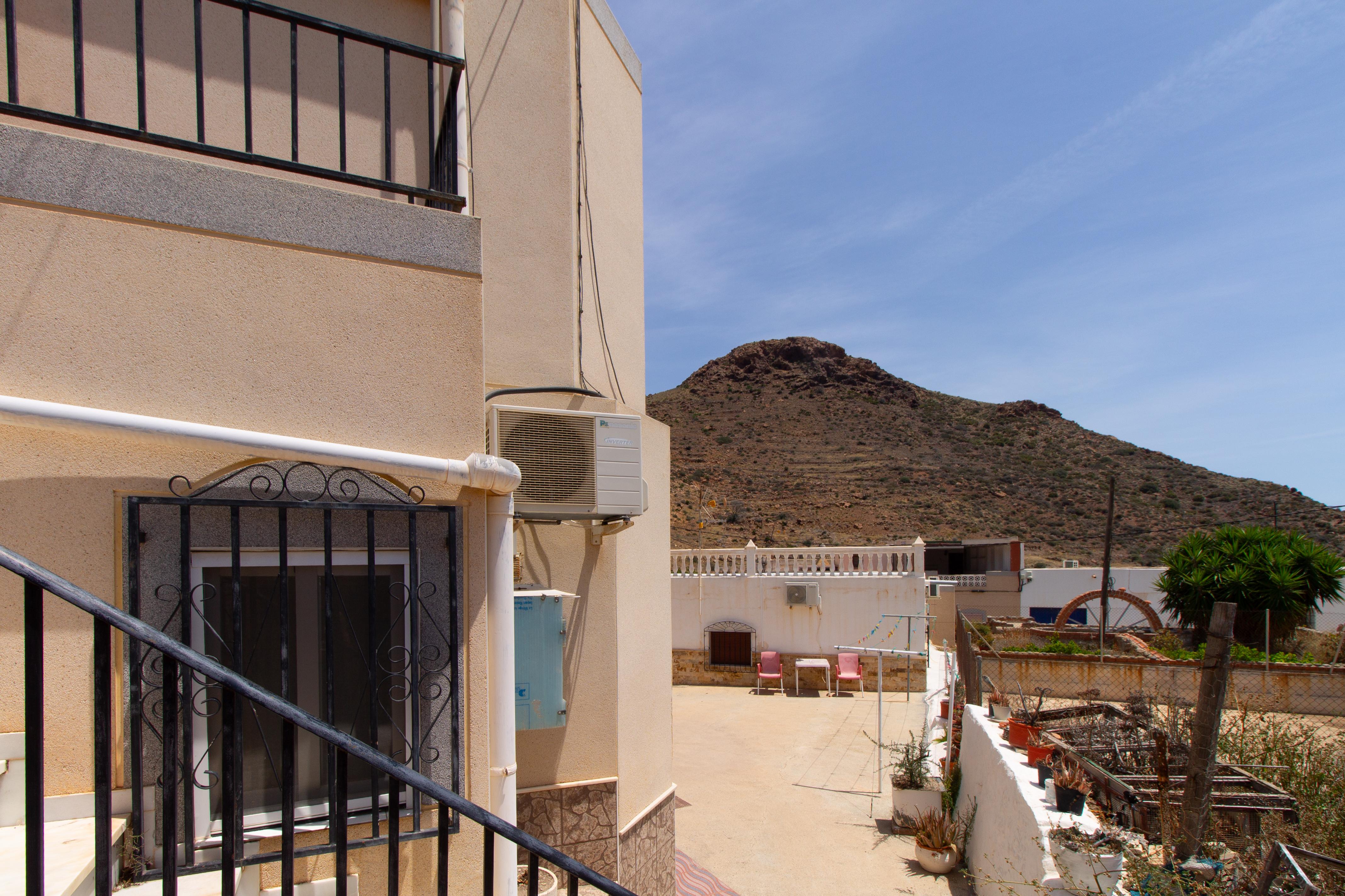 Dos casas en dos plantas y un estudio