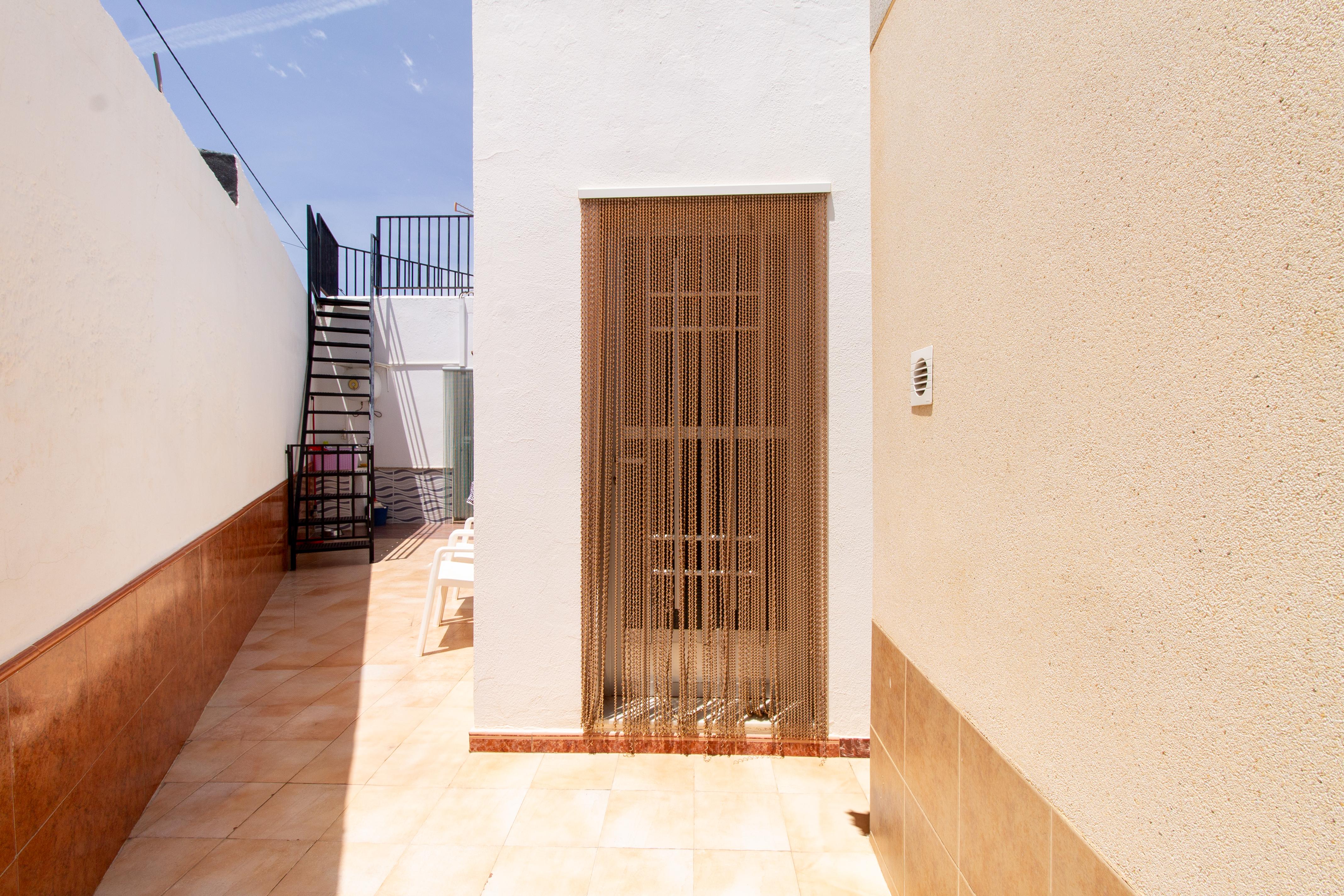 Dos casas en dos plantas y un estudio