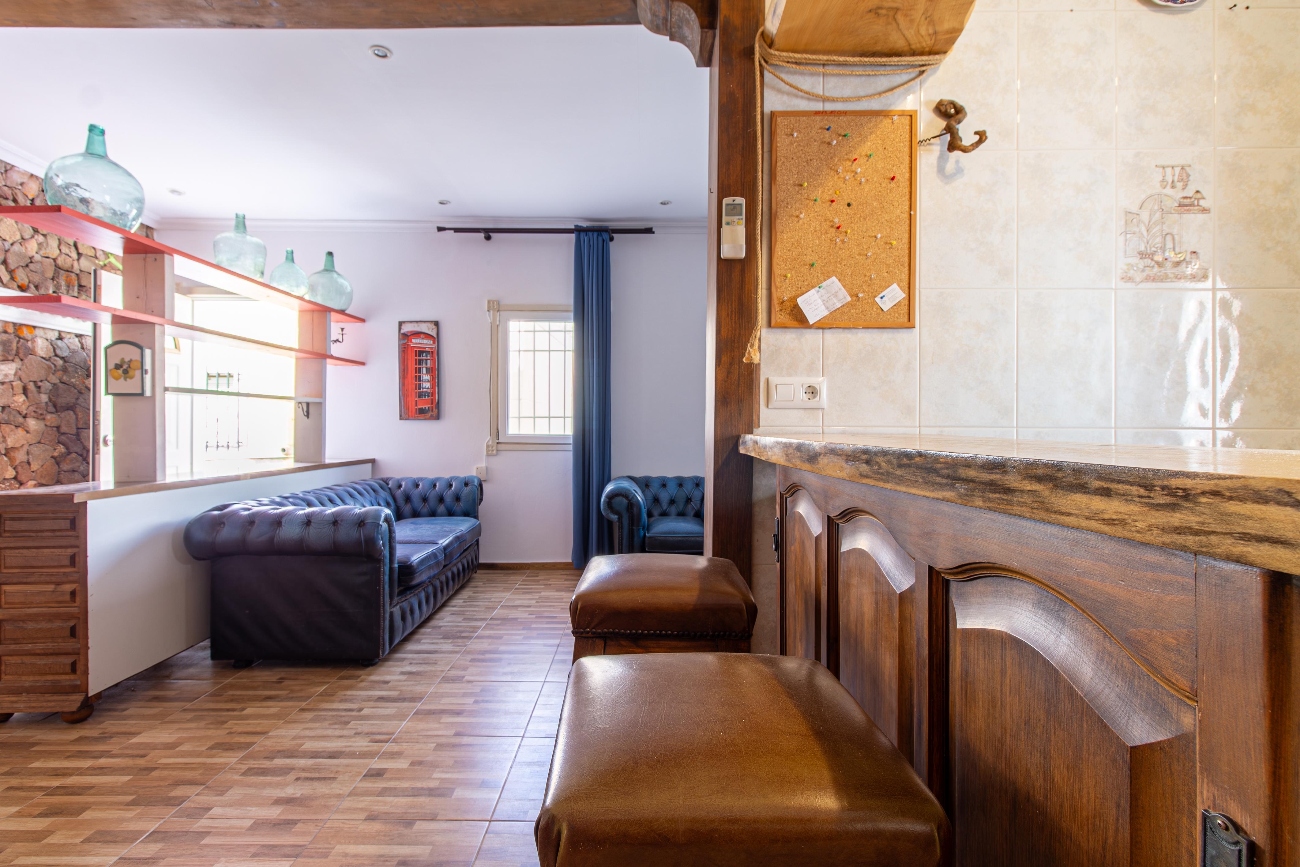 Encantadora casa de dos plantas reformada.