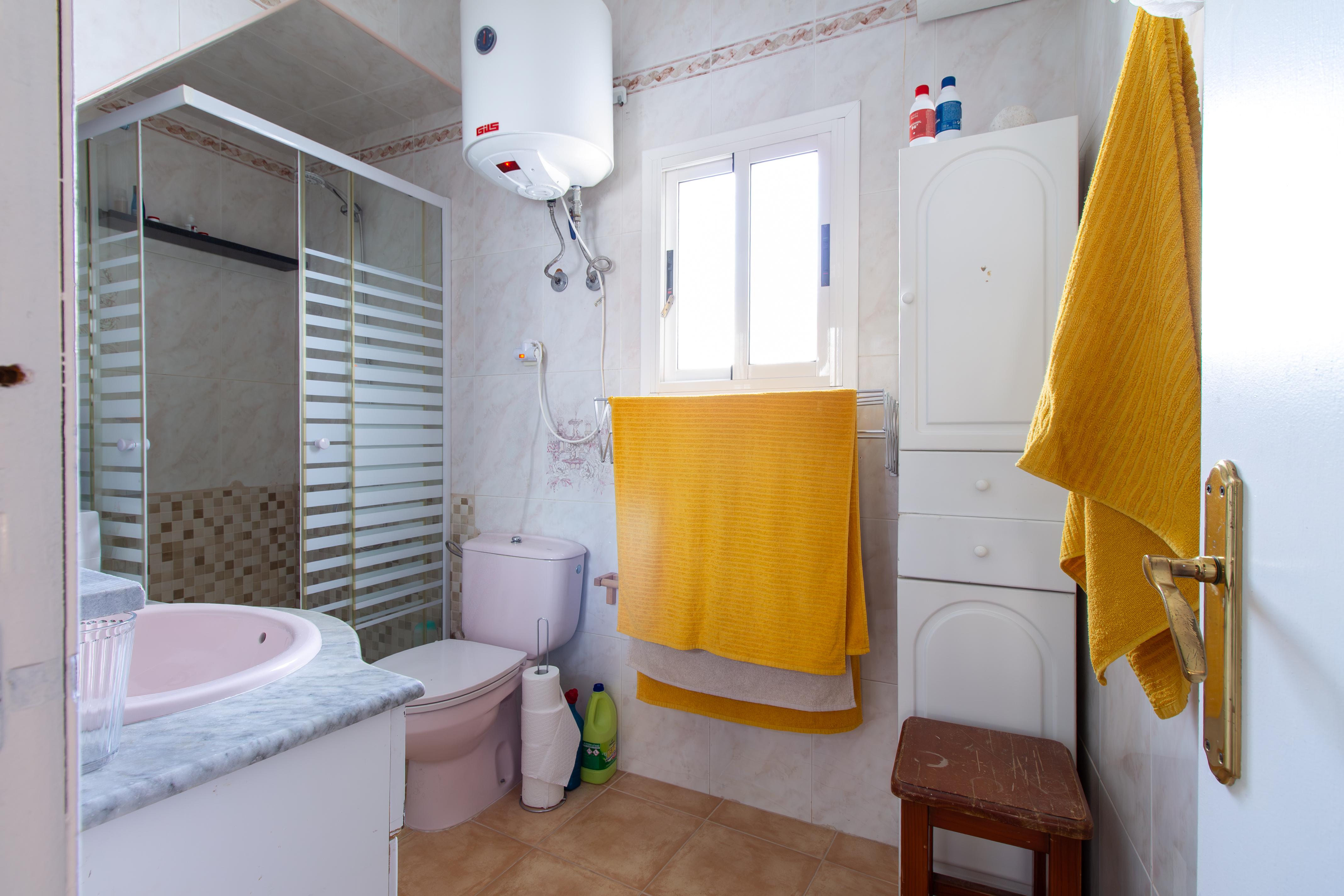 Encantadora casa de dos plantas reformada.