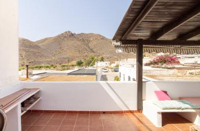 Encantadora casa de dos plantas reformada.